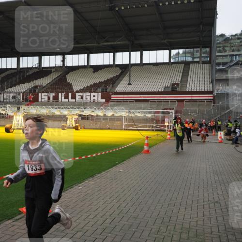 07.12.2025 - St. Pauli X-Mass-Run No. 15 Fabian Wolf http://msf.ph/oto/9421145 07.12.2025 11:44:26 Ziel 365, 1933, 2181, 2424, 2436, 3043, 3086, 3168, 3829, 3830, 3831, 3845, 4003 meine-sportfotos.de