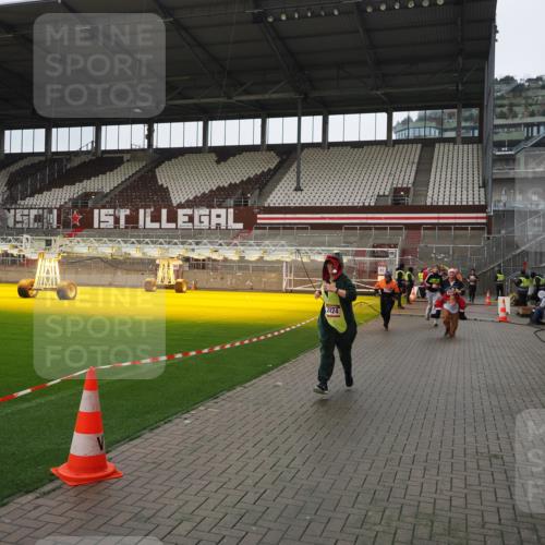 07.12.2025 - St. Pauli X-Mass-Run No. 15 Fabian Wolf http://msf.ph/oto/9421150 07.12.2025 11:44:28 Ziel 365, 1933, 2181, 2424, 2436, 3043, 3086, 3168, 3829, 3830, 3831, 3930, 4003 meine-sportfotos.de