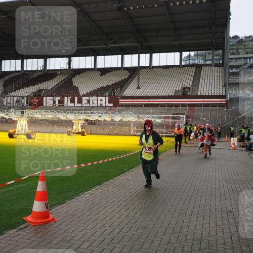 07.12.2025 - St. Pauli X-Mass-Run No. 15 Fabian Wolf http://msf.ph/oto/9421151 07.12.2025 11:44:28 Ziel 365, 1933, 2181, 2424, 2436, 3043, 3086, 3168, 3829, 3830, 3831, 3930, 4003 meine-sportfotos.de