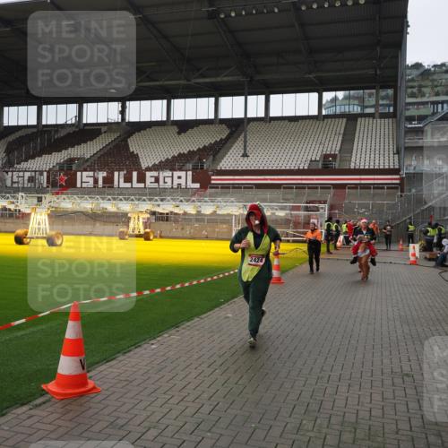 07.12.2025 - St. Pauli X-Mass-Run No. 15 Fabian Wolf http://msf.ph/oto/9421152 07.12.2025 11:44:29 Ziel 365, 1933, 2181, 2424, 2436, 3043, 3086, 3168, 3829, 3830, 3831, 3930, 4003 meine-sportfotos.de