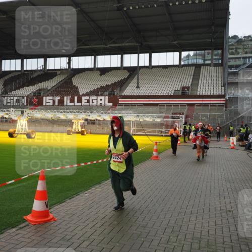 07.12.2025 - St. Pauli X-Mass-Run No. 15 Fabian Wolf http://msf.ph/oto/9421153 07.12.2025 11:44:29 Ziel 365, 1933, 2181, 2424, 2436, 3043, 3086, 3168, 3829, 3830, 3831, 3930, 4003 meine-sportfotos.de