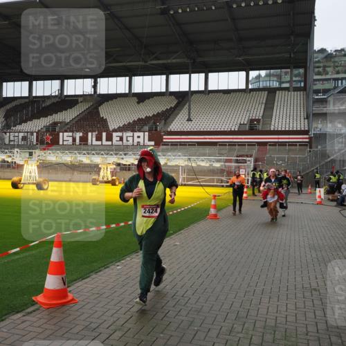 07.12.2025 - St. Pauli X-Mass-Run No. 15 Fabian Wolf http://msf.ph/oto/9421154 07.12.2025 11:44:29 Ziel 365, 1933, 2181, 2424, 2436, 3043, 3086, 3168, 3829, 3830, 3831, 3930, 4003 meine-sportfotos.de