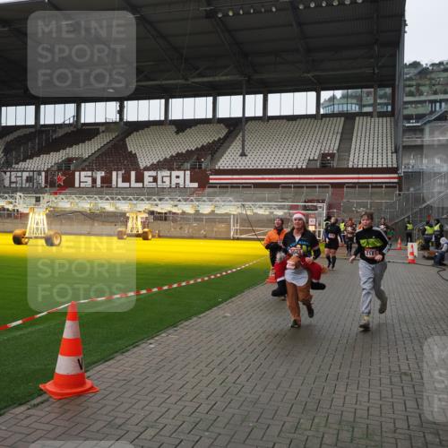 07.12.2025 - St. Pauli X-Mass-Run No. 15 Fabian Wolf http://msf.ph/oto/9421156 07.12.2025 11:44:31 Ziel 365, 1933, 1965, 1968, 1972, 2181, 2424, 3043, 3086, 3168, 3930, 4003 meine-sportfotos.de