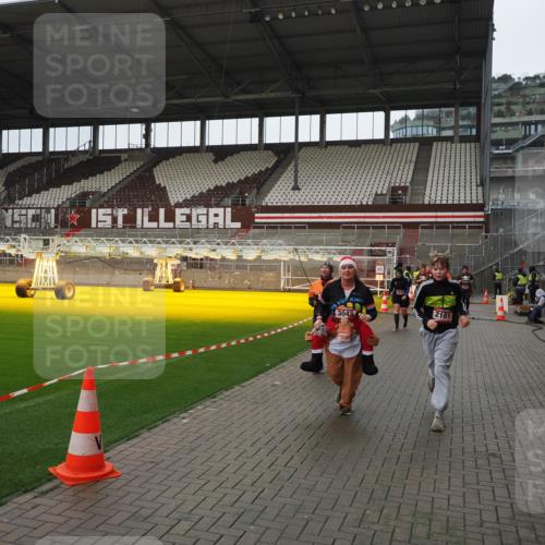 07.12.2025 - St. Pauli X-Mass-Run No. 15 Fabian Wolf http://msf.ph/oto/9421158 07.12.2025 11:44:32 Ziel 365, 1933, 1965, 1968, 1972, 2181, 2424, 3043, 3086, 3168, 3930, 4003 meine-sportfotos.de
