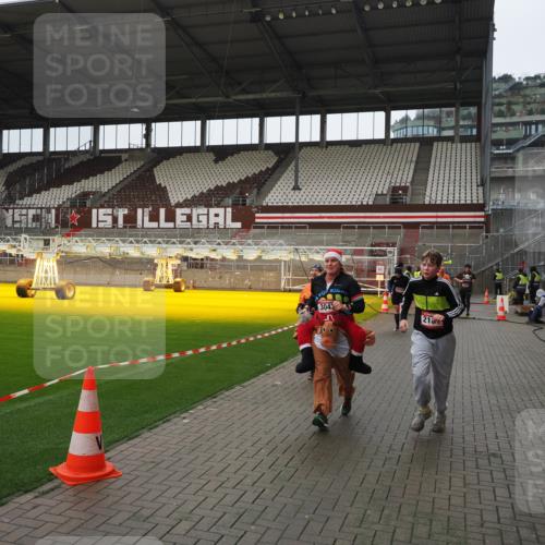 07.12.2025 - St. Pauli X-Mass-Run No. 15 Fabian Wolf http://msf.ph/oto/9421159 07.12.2025 11:44:32 Ziel 365, 1933, 1965, 1968, 1972, 2181, 2424, 3043, 3086, 3168, 3930, 4003 meine-sportfotos.de
