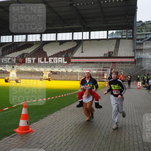07.12.2025 - St. Pauli X-Mass-Run No. 15 Fabian Wolf http://msf.ph/oto/9421160 07.12.2025 11:44:32 Ziel 365, 1933, 1965, 1968, 1972, 2181, 2424, 3043, 3086, 3168, 3930, 4003 meine-sportfotos.de
