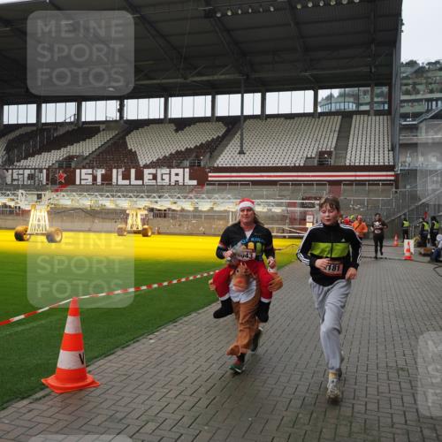 07.12.2025 - St. Pauli X-Mass-Run No. 15 Fabian Wolf http://msf.ph/oto/9421161 07.12.2025 11:44:32 Ziel 365, 1933, 1965, 1968, 1972, 2181, 2424, 3043, 3086, 3168, 3930, 4003 meine-sportfotos.de