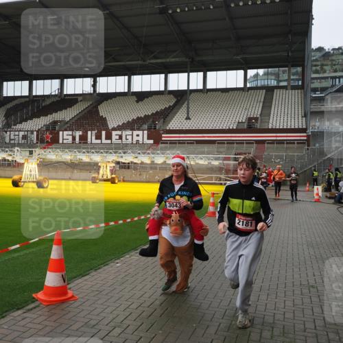 07.12.2025 - St. Pauli X-Mass-Run No. 15 Fabian Wolf http://msf.ph/oto/9421162 07.12.2025 11:44:33 Ziel 365, 1933, 1965, 1968, 1972, 2181, 2424, 3043, 3086, 3168, 3930 meine-sportfotos.de