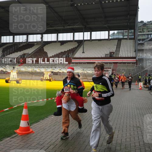 07.12.2025 - St. Pauli X-Mass-Run No. 15 Fabian Wolf http://msf.ph/oto/9421163 07.12.2025 11:44:33 Ziel 365, 1933, 1965, 1968, 1972, 2181, 2424, 3043, 3086, 3168, 3930 meine-sportfotos.de