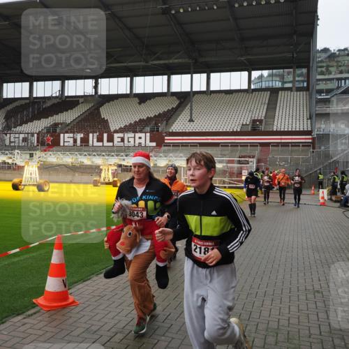 07.12.2025 - St. Pauli X-Mass-Run No. 15 Fabian Wolf http://msf.ph/oto/9421164 07.12.2025 11:44:33 Ziel 365, 1933, 1965, 1968, 1972, 2181, 2424, 3043, 3086, 3168, 3930 meine-sportfotos.de