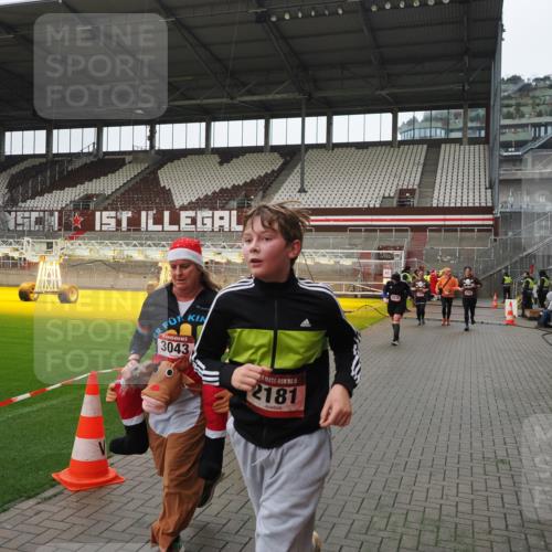 07.12.2025 - St. Pauli X-Mass-Run No. 15 Fabian Wolf http://msf.ph/oto/9421165 07.12.2025 11:44:33 Ziel 365, 1933, 1965, 1968, 1972, 2181, 2424, 3043, 3086, 3168, 3930 meine-sportfotos.de