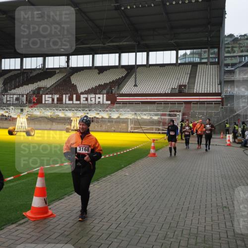 07.12.2025 - St. Pauli X-Mass-Run No. 15 Fabian Wolf http://msf.ph/oto/9421166 07.12.2025 11:44:34 Ziel 1933, 1965, 1968, 1972, 2181, 2424, 3043, 3168, 3930 meine-sportfotos.de