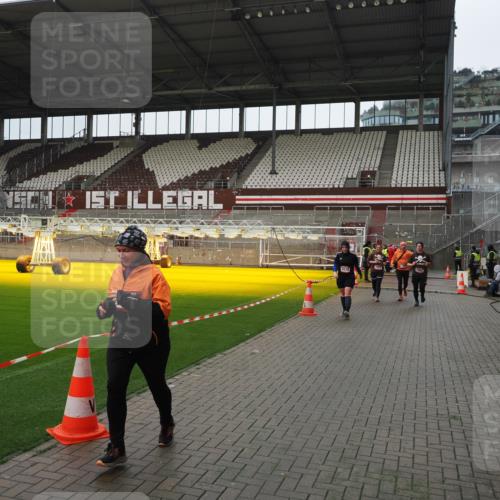 07.12.2025 - St. Pauli X-Mass-Run No. 15 Fabian Wolf http://msf.ph/oto/9421167 07.12.2025 11:44:34 Ziel 1933, 1965, 1968, 1972, 2181, 2424, 3043, 3168, 3930 meine-sportfotos.de