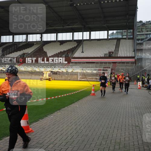 07.12.2025 - St. Pauli X-Mass-Run No. 15 Fabian Wolf http://msf.ph/oto/9421169 07.12.2025 11:44:34 Ziel 1933, 1965, 1968, 1972, 2181, 2424, 3043, 3168, 3930 meine-sportfotos.de
