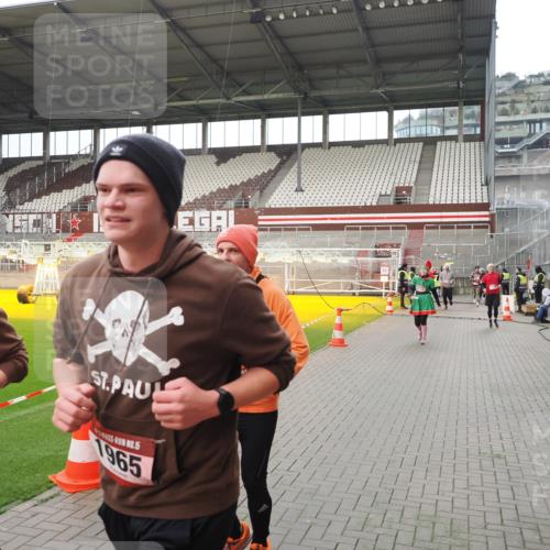 07.12.2025 - St. Pauli X-Mass-Run No. 15 Fabian Wolf http://msf.ph/oto/9421180 07.12.2025 11:44:41 Ziel 1933, 1938, 1965, 1968, 1972, 2122, 2156, 2181, 2424, 3043, 3168, 3930 meine-sportfotos.de