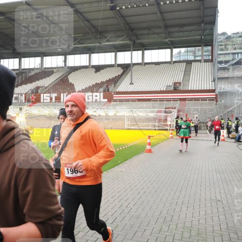 07.12.2025 - St. Pauli X-Mass-Run No. 15 Fabian Wolf http://msf.ph/oto/9421181 07.12.2025 11:44:41 Ziel 1933, 1938, 1965, 1968, 1972, 2122, 2156, 2181, 2424, 3043, 3168, 3930 meine-sportfotos.de