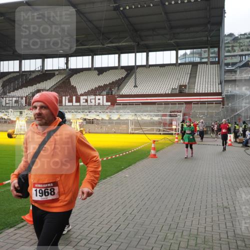 07.12.2025 - St. Pauli X-Mass-Run No. 15 Fabian Wolf http://msf.ph/oto/9421182 07.12.2025 11:44:41 Ziel 1933, 1938, 1965, 1968, 1972, 2122, 2156, 2181, 2424, 3043, 3168, 3930 meine-sportfotos.de