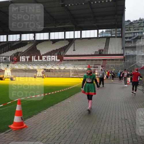 07.12.2025 - St. Pauli X-Mass-Run No. 15 Fabian Wolf http://msf.ph/oto/9421187 07.12.2025 11:44:46 Ziel 1281, 1938, 1965, 1968, 1972, 2122, 2156, 2181, 2263, 2644, 3605, 3930 meine-sportfotos.de