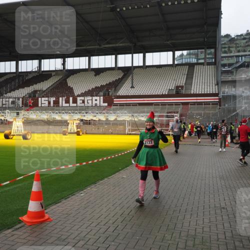 07.12.2025 - St. Pauli X-Mass-Run No. 15 Fabian Wolf http://msf.ph/oto/9421188 07.12.2025 11:44:46 Ziel 1281, 1938, 1965, 1968, 1972, 2122, 2156, 2181, 2263, 2644, 3605, 3930 meine-sportfotos.de