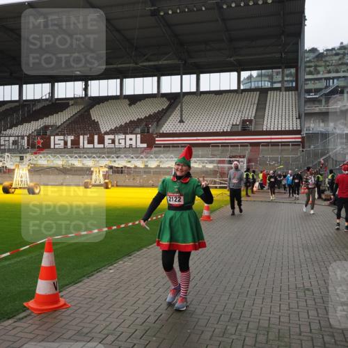 07.12.2025 - St. Pauli X-Mass-Run No. 15 Fabian Wolf http://msf.ph/oto/9421189 07.12.2025 11:44:47 Ziel 1281, 1938, 1965, 1968, 1972, 2122, 2156, 2263, 2644, 3605, 3930 meine-sportfotos.de