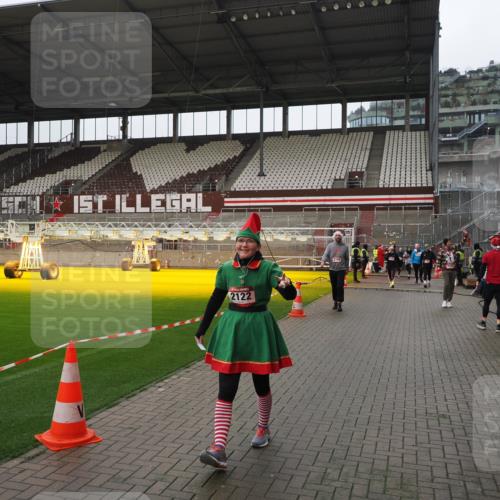 07.12.2025 - St. Pauli X-Mass-Run No. 15 Fabian Wolf http://msf.ph/oto/9421190 07.12.2025 11:44:47 Ziel 1281, 1938, 1965, 1968, 1972, 2122, 2156, 2263, 2644, 3605, 3930 meine-sportfotos.de