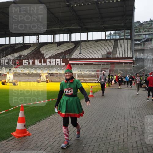 07.12.2025 - St. Pauli X-Mass-Run No. 15 Fabian Wolf http://msf.ph/oto/9421191 07.12.2025 11:44:47 Ziel 1281, 1938, 1965, 1968, 1972, 2122, 2156, 2263, 2644, 3605, 3930 meine-sportfotos.de