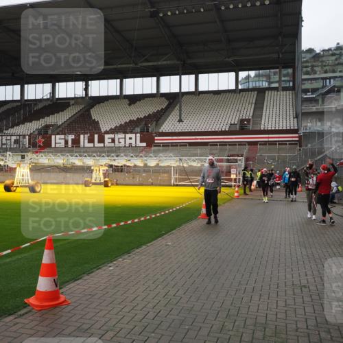 07.12.2025 - St. Pauli X-Mass-Run No. 15 Fabian Wolf http://msf.ph/oto/9421192 07.12.2025 11:44:49 Ziel 1281, 1938, 1965, 1968, 1972, 2122, 2156, 2263, 2644, 3605, 3624, 3630 meine-sportfotos.de