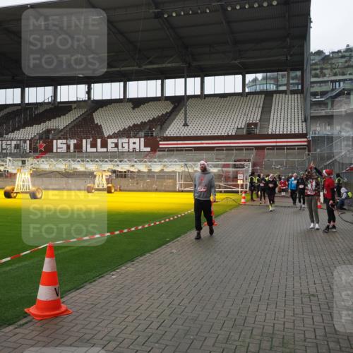 07.12.2025 - St. Pauli X-Mass-Run No. 15 Fabian Wolf http://msf.ph/oto/9421194 07.12.2025 11:44:50 Ziel 1281, 1938, 1965, 1968, 1972, 2122, 2156, 2263, 2644, 3605, 3624, 3630 meine-sportfotos.de