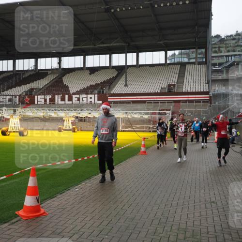 07.12.2025 - St. Pauli X-Mass-Run No. 15 Fabian Wolf http://msf.ph/oto/9421195 07.12.2025 11:44:53 Ziel 1281, 1938, 2122, 2156, 2246, 2263, 2644, 3552, 3553, 3605, 3624, 3630, 4103 meine-sportfotos.de