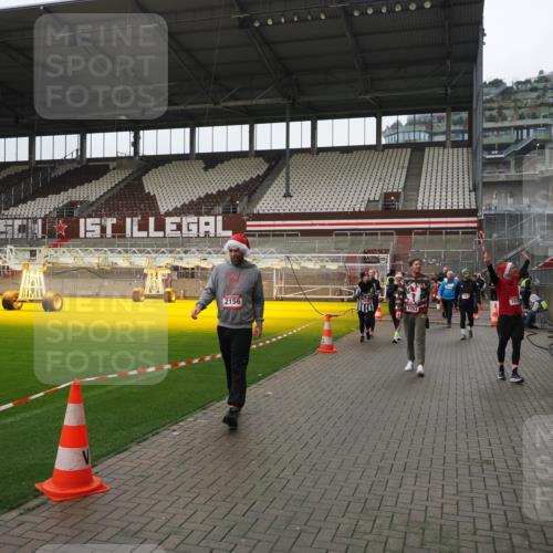 07.12.2025 - St. Pauli X-Mass-Run No. 15 Fabian Wolf http://msf.ph/oto/9421196 07.12.2025 11:44:53 Ziel 1281, 1938, 2122, 2156, 2246, 2263, 2644, 3552, 3553, 3605, 3624, 3630, 4103 meine-sportfotos.de