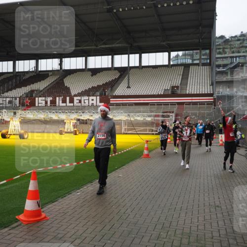 07.12.2025 - St. Pauli X-Mass-Run No. 15 Fabian Wolf http://msf.ph/oto/9421197 07.12.2025 11:44:53 Ziel 1281, 1938, 2122, 2156, 2246, 2263, 2644, 3552, 3553, 3605, 3624, 3630, 4103 meine-sportfotos.de