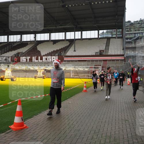 07.12.2025 - St. Pauli X-Mass-Run No. 15 Fabian Wolf http://msf.ph/oto/9421198 07.12.2025 11:44:53 Ziel 1281, 1938, 2122, 2156, 2246, 2263, 2644, 3552, 3553, 3605, 3624, 3630, 4103 meine-sportfotos.de