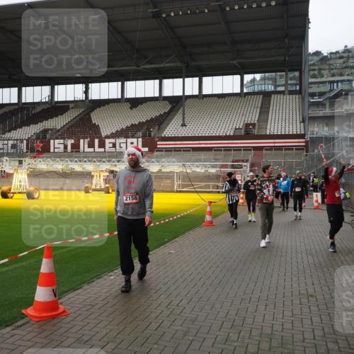 07.12.2025 - St. Pauli X-Mass-Run No. 15 Fabian Wolf http://msf.ph/oto/9421199 07.12.2025 11:44:54 Ziel 1281, 1938, 2122, 2156, 2246, 2263, 2644, 3552, 3553, 3605, 3624, 3630, 4103 meine-sportfotos.de