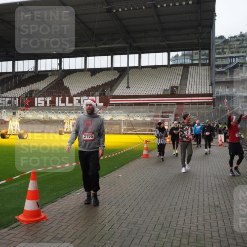 07.12.2025 - St. Pauli X-Mass-Run No. 15 Fabian Wolf http://msf.ph/oto/9421200 07.12.2025 11:44:54 Ziel 1281, 1938, 2122, 2156, 2246, 2263, 2644, 3552, 3553, 3605, 3624, 3630, 4103 meine-sportfotos.de
