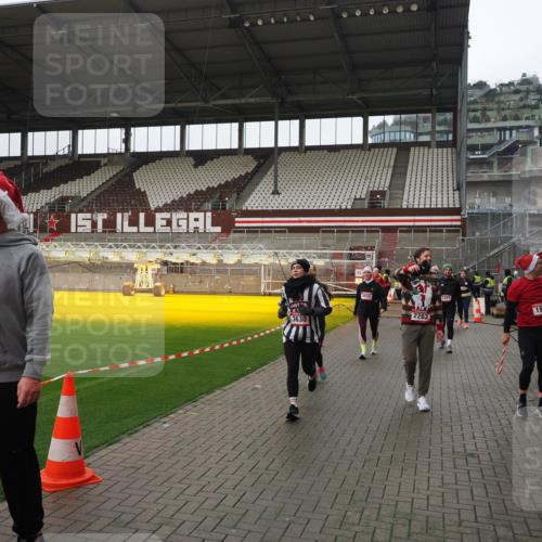 07.12.2025 - St. Pauli X-Mass-Run No. 15 Fabian Wolf http://msf.ph/oto/9421204 07.12.2025 11:44:55 Ziel 228, 1281, 1938, 2122, 2156, 2246, 2263, 2644, 3552, 3553, 3605, 3624, 3630, 4103 meine-sportfotos.de