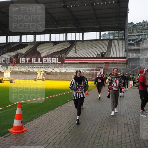 07.12.2025 - St. Pauli X-Mass-Run No. 15 Fabian Wolf http://msf.ph/oto/9421205 07.12.2025 11:44:56 Ziel 228, 1281, 1938, 2122, 2156, 2246, 2263, 2644, 3552, 3553, 3605, 3624, 3630, 3920, 3921, 4103 meine-sportfotos.de