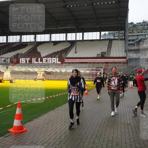 07.12.2025 - St. Pauli X-Mass-Run No. 15 Fabian Wolf http://msf.ph/oto/9421206 07.12.2025 11:44:56 Ziel 228, 1281, 1938, 2122, 2156, 2246, 2263, 2644, 3552, 3553, 3605, 3624, 3630, 3920, 3921, 4103 meine-sportfotos.de