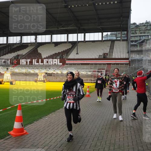 07.12.2025 - St. Pauli X-Mass-Run No. 15 Fabian Wolf http://msf.ph/oto/9421207 07.12.2025 11:44:56 Ziel 228, 1281, 1938, 2122, 2156, 2246, 2263, 2644, 3552, 3553, 3605, 3624, 3630, 3920, 3921, 4103 meine-sportfotos.de