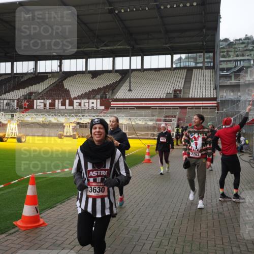 07.12.2025 - St. Pauli X-Mass-Run No. 15 Fabian Wolf http://msf.ph/oto/9421209 07.12.2025 11:44:57 Ziel 228, 1281, 1938, 2122, 2156, 2246, 2263, 2644, 3492, 3552, 3553, 3605, 3624, 3630, 3920, 3921, 4103 meine-sportfotos.de