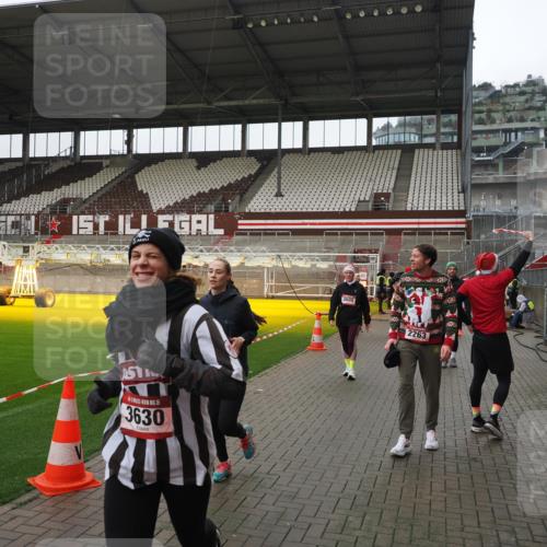 07.12.2025 - St. Pauli X-Mass-Run No. 15 Fabian Wolf http://msf.ph/oto/9421210 07.12.2025 11:44:57 Ziel 228, 1281, 1938, 2122, 2156, 2246, 2263, 2644, 3492, 3552, 3553, 3605, 3624, 3630, 3920, 3921, 4103 meine-sportfotos.de