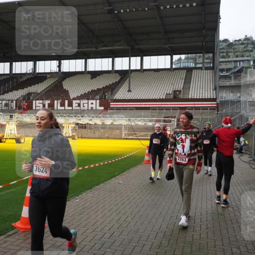 07.12.2025 - St. Pauli X-Mass-Run No. 15 Fabian Wolf http://msf.ph/oto/9421211 07.12.2025 11:44:57 Ziel 228, 1281, 1938, 2122, 2156, 2246, 2263, 2644, 3492, 3552, 3553, 3605, 3624, 3630, 3920, 3921, 4103 meine-sportfotos.de
