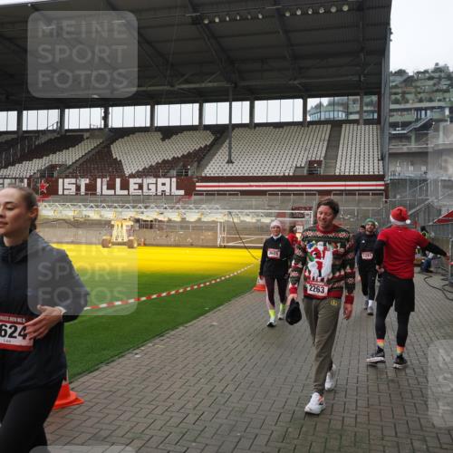 07.12.2025 - St. Pauli X-Mass-Run No. 15 Fabian Wolf http://msf.ph/oto/9421212 07.12.2025 11:44:58 Ziel 228, 1281, 1938, 2156, 2246, 2263, 2644, 3492, 3529, 3530, 3552, 3553, 3605, 3624, 3630, 3920, 3921, 4103 meine-sportfotos.de