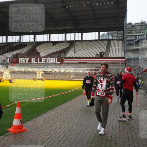 07.12.2025 - St. Pauli X-Mass-Run No. 15 Fabian Wolf http://msf.ph/oto/9421213 07.12.2025 11:44:58 Ziel 228, 1281, 1938, 2156, 2246, 2263, 2644, 3492, 3529, 3530, 3552, 3553, 3605, 3624, 3630, 3920, 3921, 4103 meine-sportfotos.de