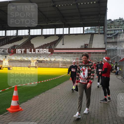 07.12.2025 - St. Pauli X-Mass-Run No. 15 Fabian Wolf http://msf.ph/oto/9421214 07.12.2025 11:44:58 Ziel 228, 1281, 1938, 2156, 2246, 2263, 2644, 3492, 3529, 3530, 3552, 3553, 3605, 3624, 3630, 3920, 3921, 4103 meine-sportfotos.de