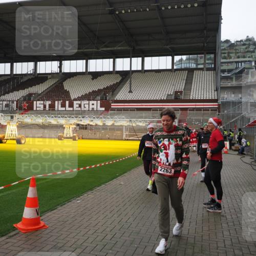 07.12.2025 - St. Pauli X-Mass-Run No. 15 Fabian Wolf http://msf.ph/oto/9421215 07.12.2025 11:44:58 Ziel 228, 1281, 1938, 2156, 2246, 2263, 2644, 3492, 3529, 3530, 3552, 3553, 3605, 3624, 3630, 3920, 3921, 4103 meine-sportfotos.de