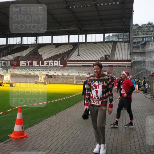 07.12.2025 - St. Pauli X-Mass-Run No. 15 Fabian Wolf http://msf.ph/oto/9421216 07.12.2025 11:44:58 Ziel 228, 1281, 1938, 2156, 2246, 2263, 2644, 3492, 3529, 3530, 3552, 3553, 3605, 3624, 3630, 3920, 3921, 4103 meine-sportfotos.de