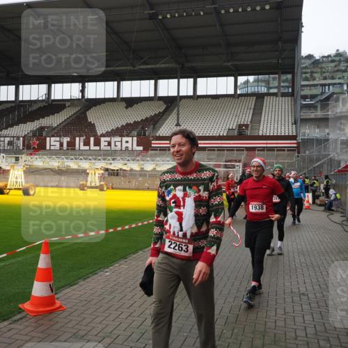 07.12.2025 - St. Pauli X-Mass-Run No. 15 Fabian Wolf http://msf.ph/oto/9421219 07.12.2025 11:44:59 Ziel 228, 291, 1281, 1938, 2156, 2246, 2263, 2644, 3492, 3529, 3530, 3552, 3553, 3605, 3624, 3630, 3920, 3921, 4103 meine-sportfotos.de