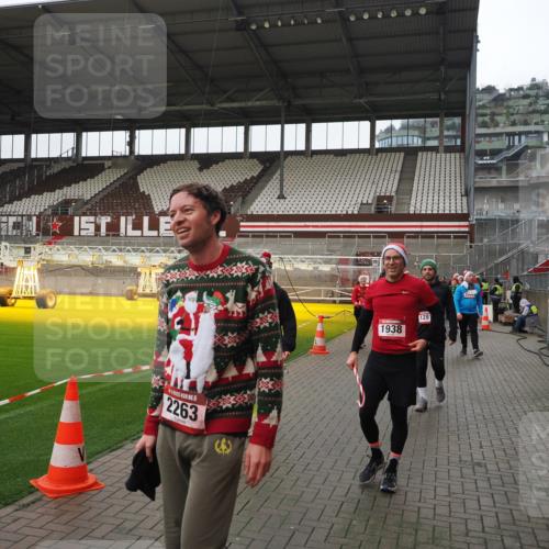 07.12.2025 - St. Pauli X-Mass-Run No. 15 Fabian Wolf http://msf.ph/oto/9421221 07.12.2025 11:44:59 Ziel 228, 291, 1281, 1938, 2156, 2246, 2263, 2644, 3492, 3529, 3530, 3552, 3553, 3605, 3624, 3630, 3920, 3921, 4103 meine-sportfotos.de