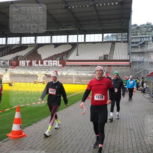 07.12.2025 - St. Pauli X-Mass-Run No. 15 Fabian Wolf http://msf.ph/oto/9421223 07.12.2025 11:45:00 Ziel 228, 291, 1281, 2156, 2246, 2263, 2644, 3492, 3529, 3530, 3552, 3553, 3605, 3624, 3630, 3920, 3921, 4103 meine-sportfotos.de