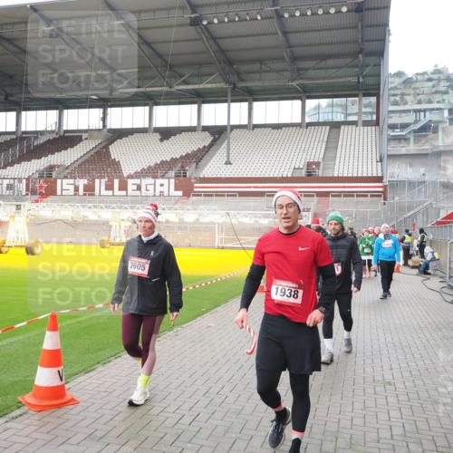 07.12.2025 - St. Pauli X-Mass-Run No. 15 Fabian Wolf http://msf.ph/oto/9421224 07.12.2025 11:45:00 Ziel 228, 291, 1281, 2156, 2246, 2263, 2644, 3492, 3529, 3530, 3552, 3553, 3605, 3624, 3630, 3920, 3921, 4103 meine-sportfotos.de
